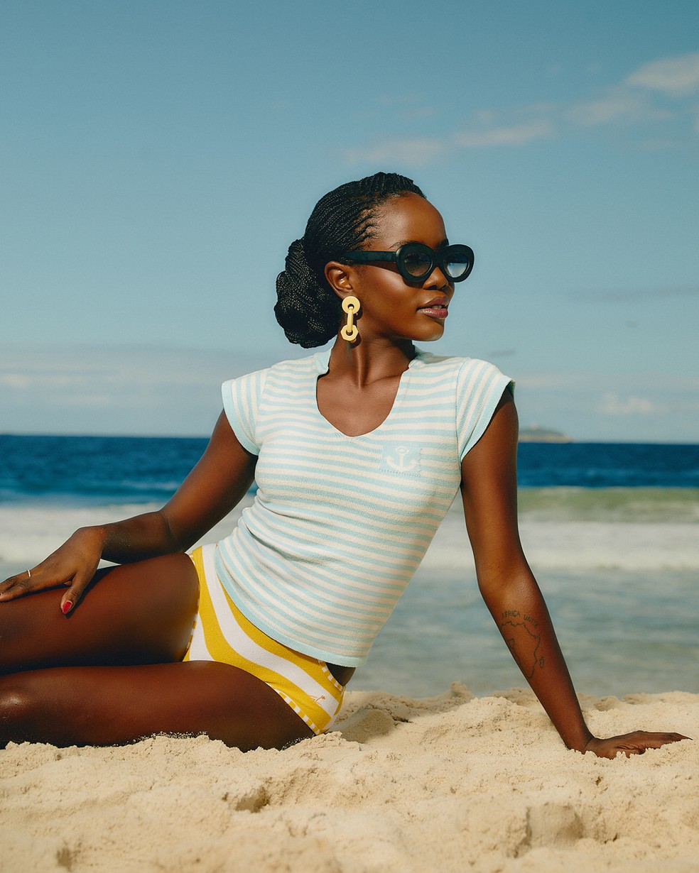 Nas areias de Copacabana, ela reviveu visuais que marcaram a história da praia — Foto: Bruna Sussekind