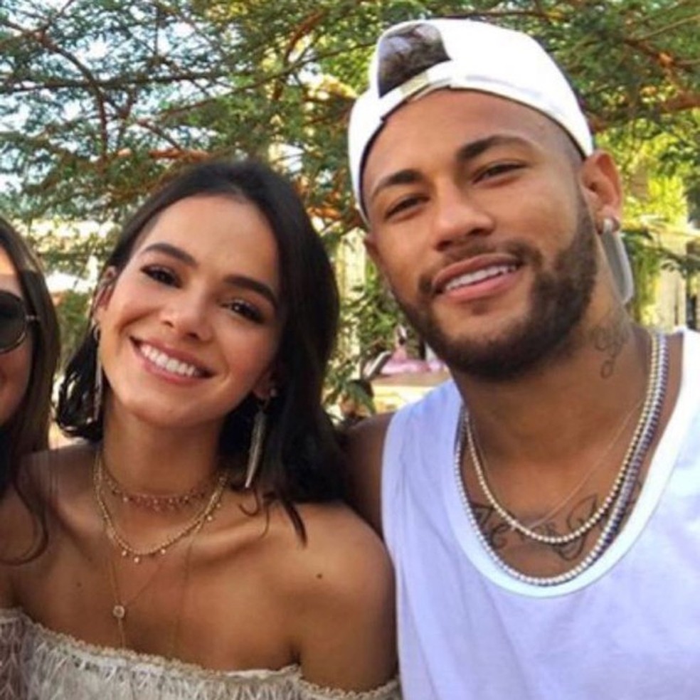 Famosos curtem festa de aniversário antecipada de Bruna Marquezine