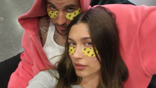 Hailey Bieber mostra momento de skincare ao lado de Justin Bieber e encanta fãs