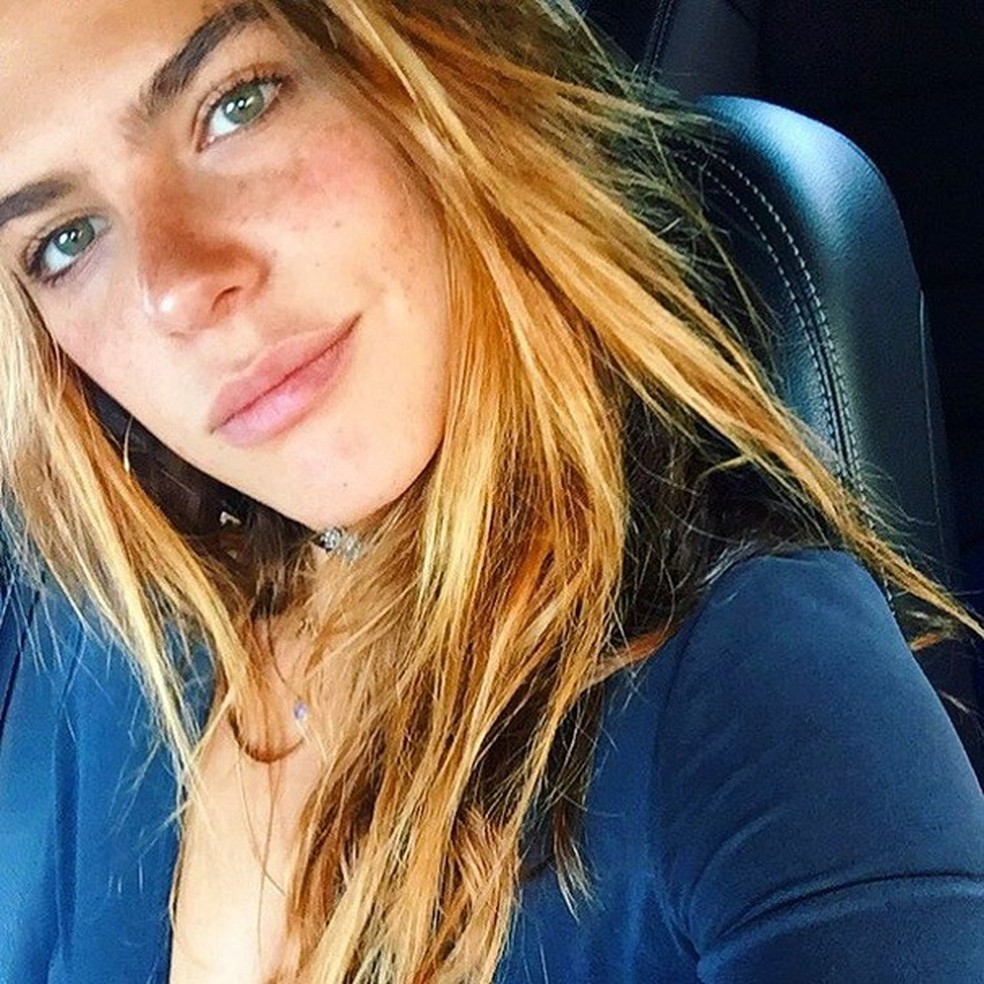 Sem maquiagem, Mariana Goldfarb encanta fãs com selfie descontraída