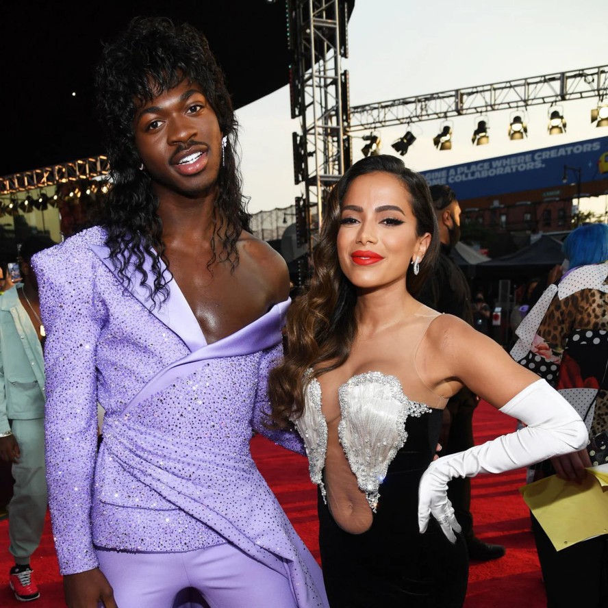 Anitta posa com o rapper Lil Nas X no MTV VMA 2021