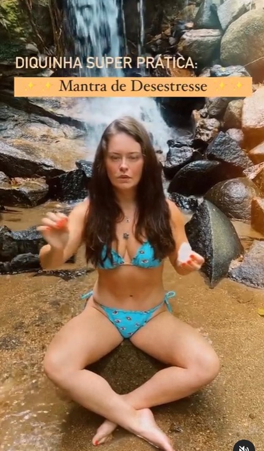 Mari Bridi mostra mantra em cachoeira