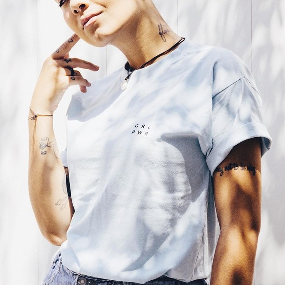 O girl power discreto da marca A Fine Mess (Foto: Reprodução/Instagram) — Foto: Glamour