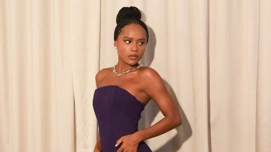 Duda Santos elege vestido roxo com plumas para o Melhores do Ano