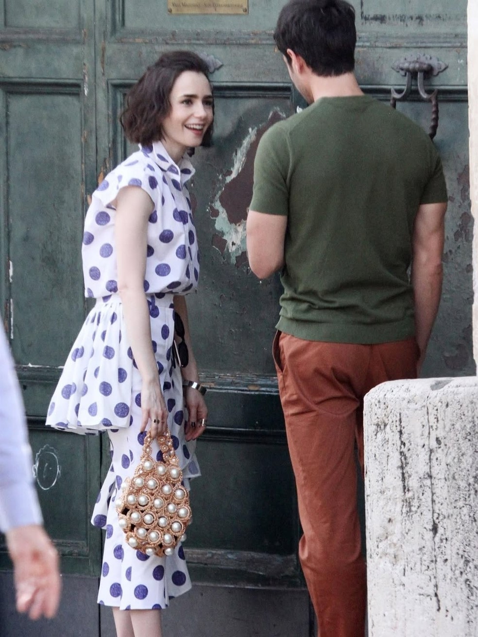 Lily Collins com a bolsa de marca portuguesa em Emily in Paris — Foto: Reprodução/Instagram