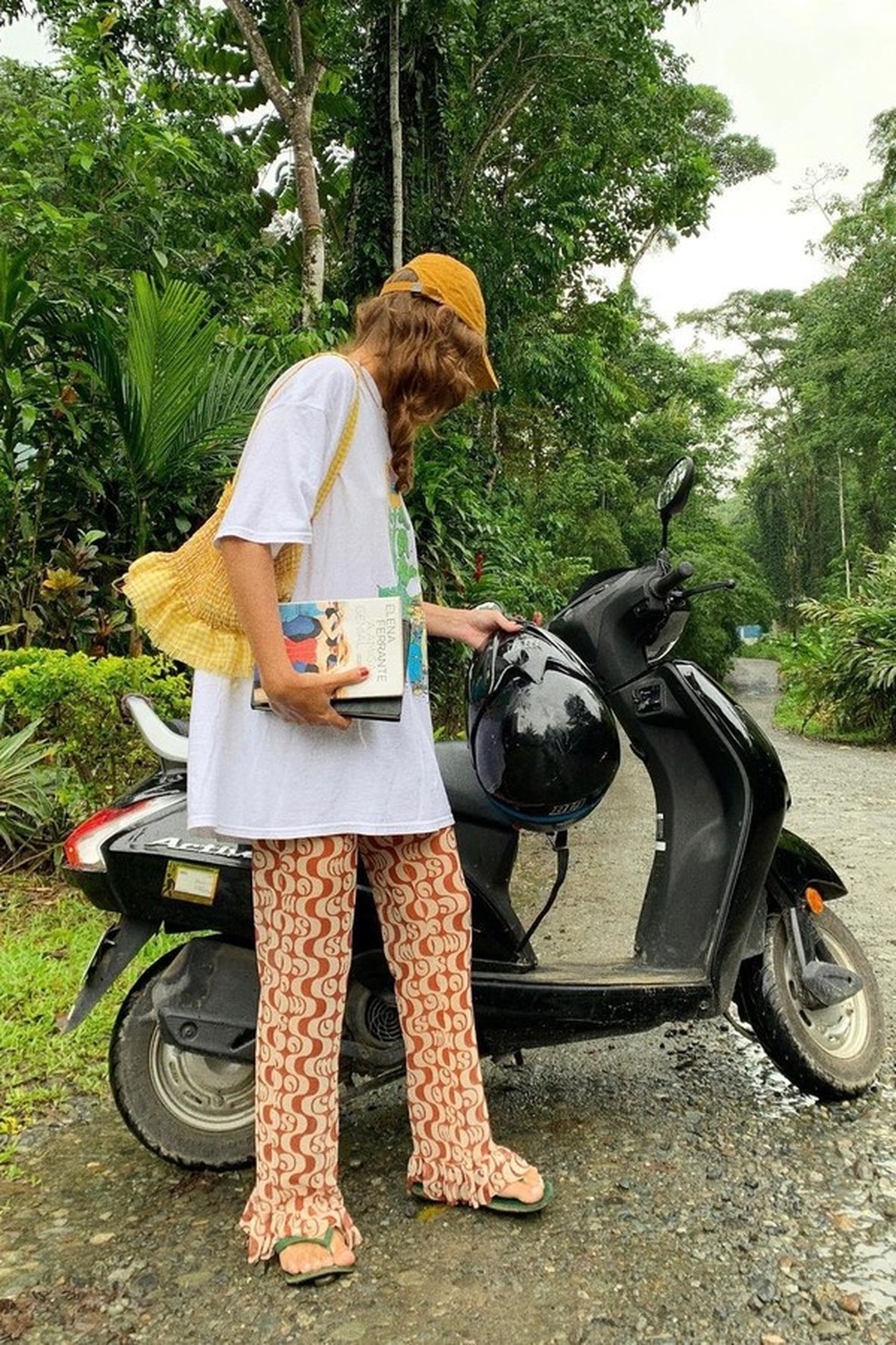 Looks com boné (Foto: @anaanaanaanaanaana) — Foto: Glamour