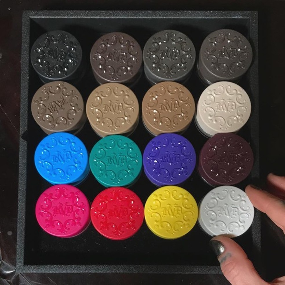 Kat Von D lançará pomadas coloridas para a sobrancelha (Foto: Reprodução) — Foto: Glamour