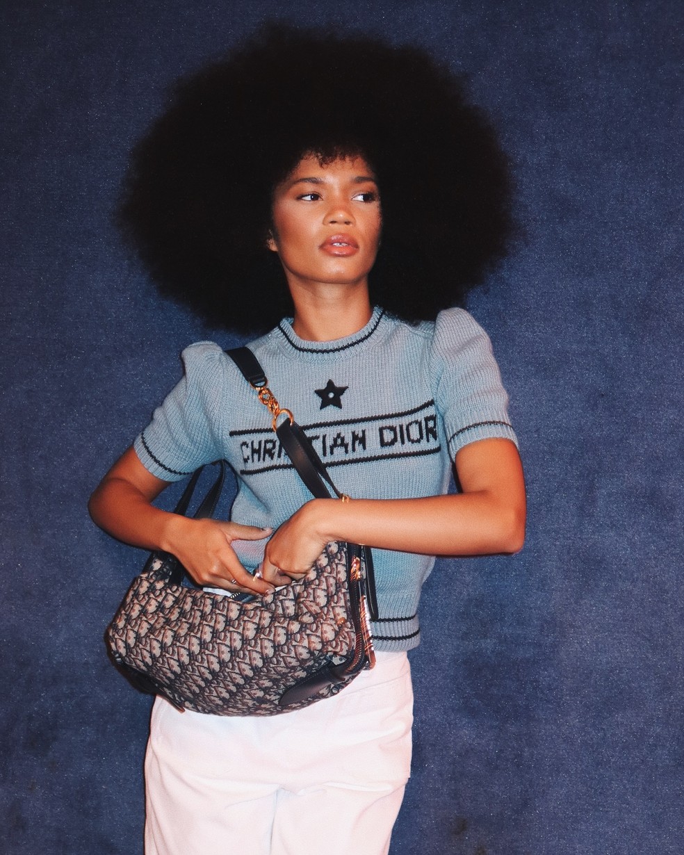 Agnes Nunes com a D-Journey, nova bolsa da Dior — Foto: Divulgação