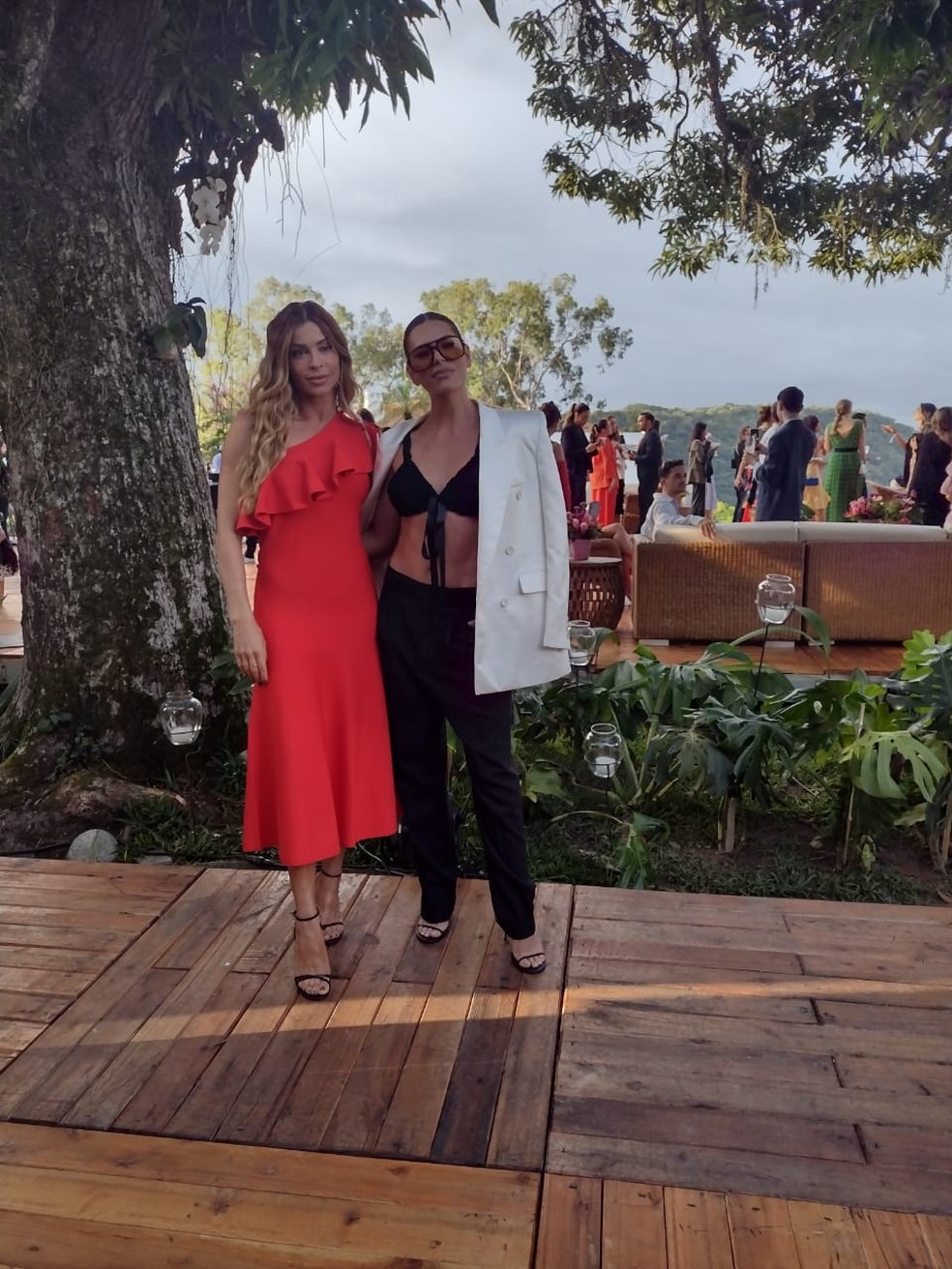 Grazi Massafera e Mariana Goldgarb posam juntas no desfile de Carolina Herrera — Foto: Instagram