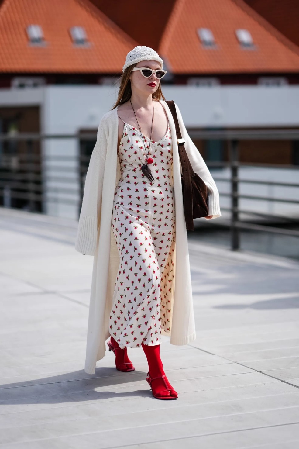 Esqueça as regras: agora é cool usar meia-calça com sandália — e a gente prova — Foto: Getty