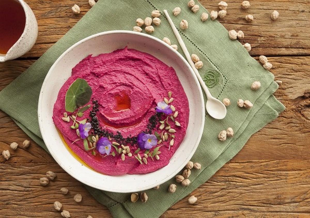 Quer aprender a fazer hummus cor-de-rosa? A gente te ensina!