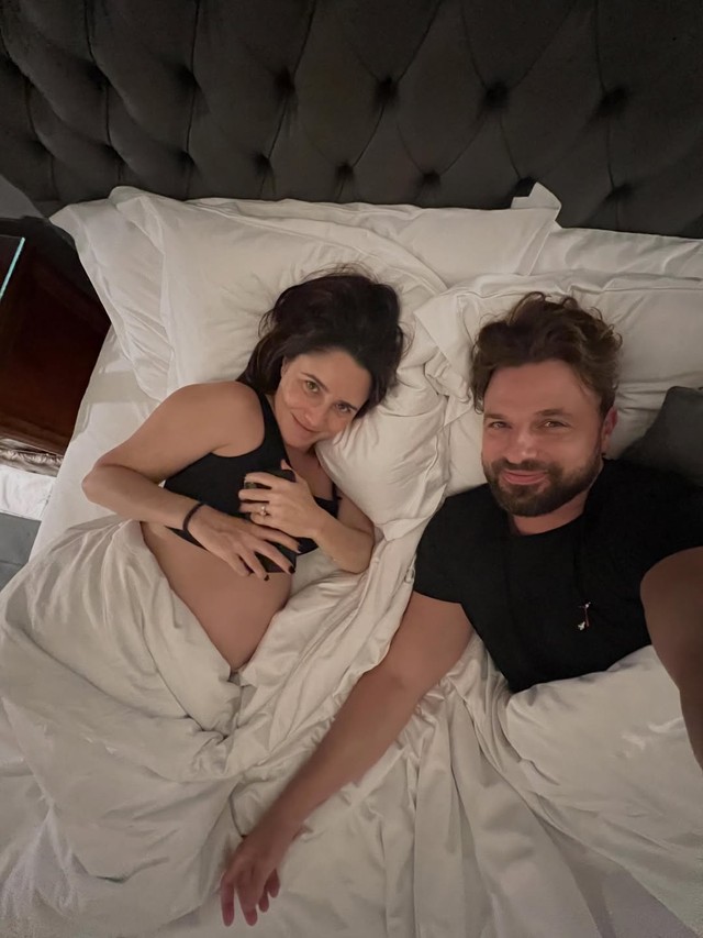 Fernanda Vasconcellos posa em clima de romance com marido após 13 anos ...