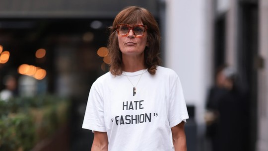 Por que as camisetas com escrita estão de volta à moda?