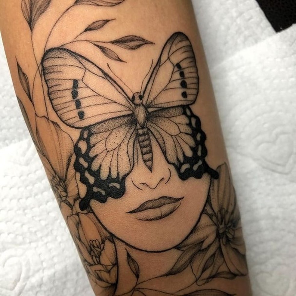 Tatuagem de borboleta feita em mulher dá muito errado e a deixa