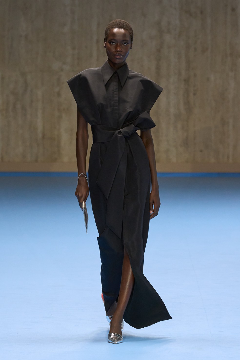 Vestido  Carolina Herrera primavera/verão 2025 — Foto: Launchmetrics Spotlight