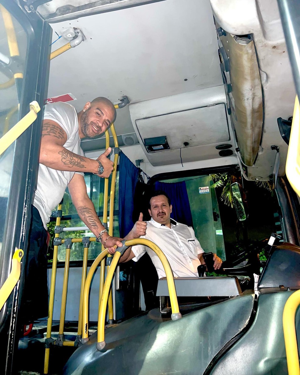 Adriano pega ônibus no Rio — Foto: Reprodução/Instagram