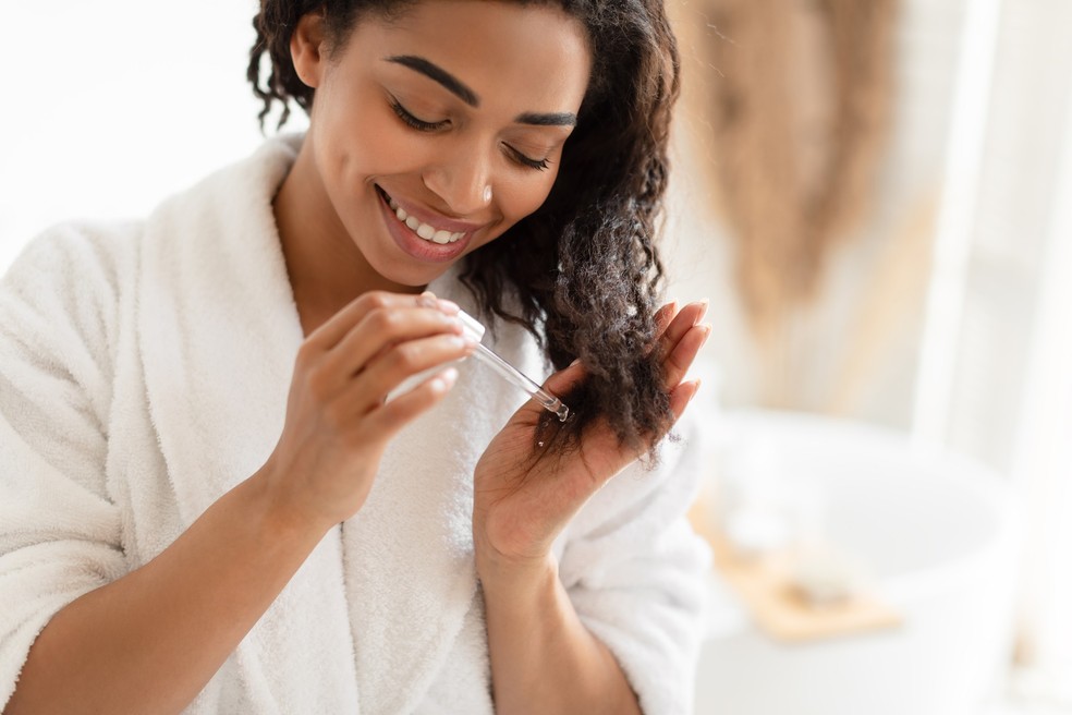 Ácido hialurônico no cabelo funciona mesmo? Experts explicam (Foto: Getty Images) — Foto: Glamour