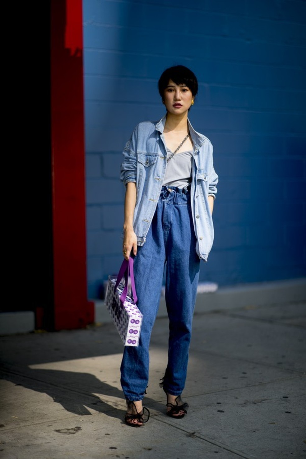 Jaqueta jeans no calorzinho? Sim! (Foto: IMaxTree) — Foto: Glamour