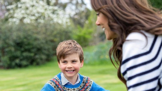 Kate e William celebram os 5 anos do príncipe Louis com fotos inéditas; veja 