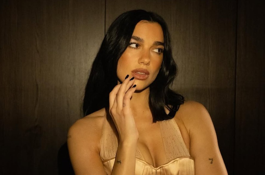Dua Lipa retorna estreia novos figurinos no retorno da Radical Optimism Tour em Melbourne