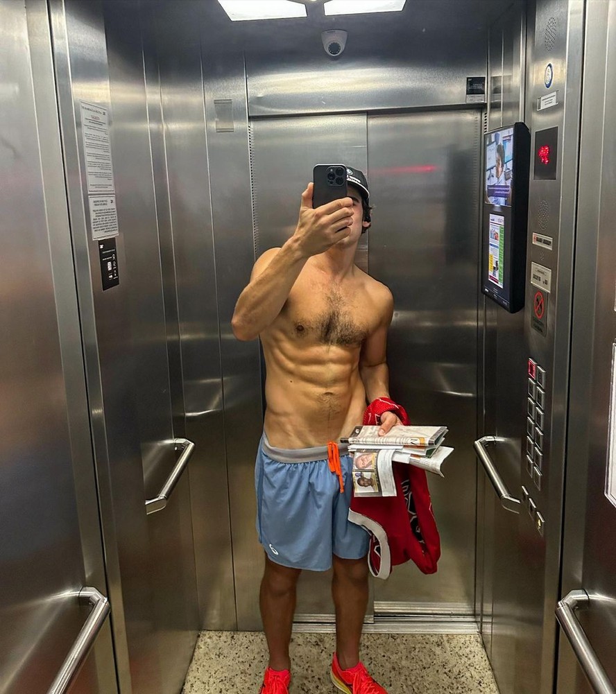 Nicolas Prattes posta selfie em elevador