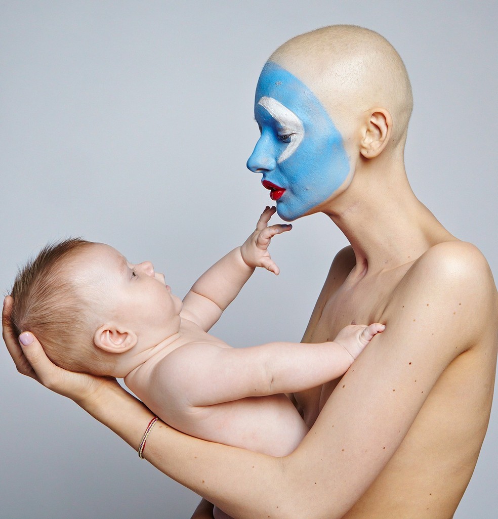 Elizaveta Bulokhova e seu filho, Valentin (Foto: Manolo Ceron) — Foto: Glamour