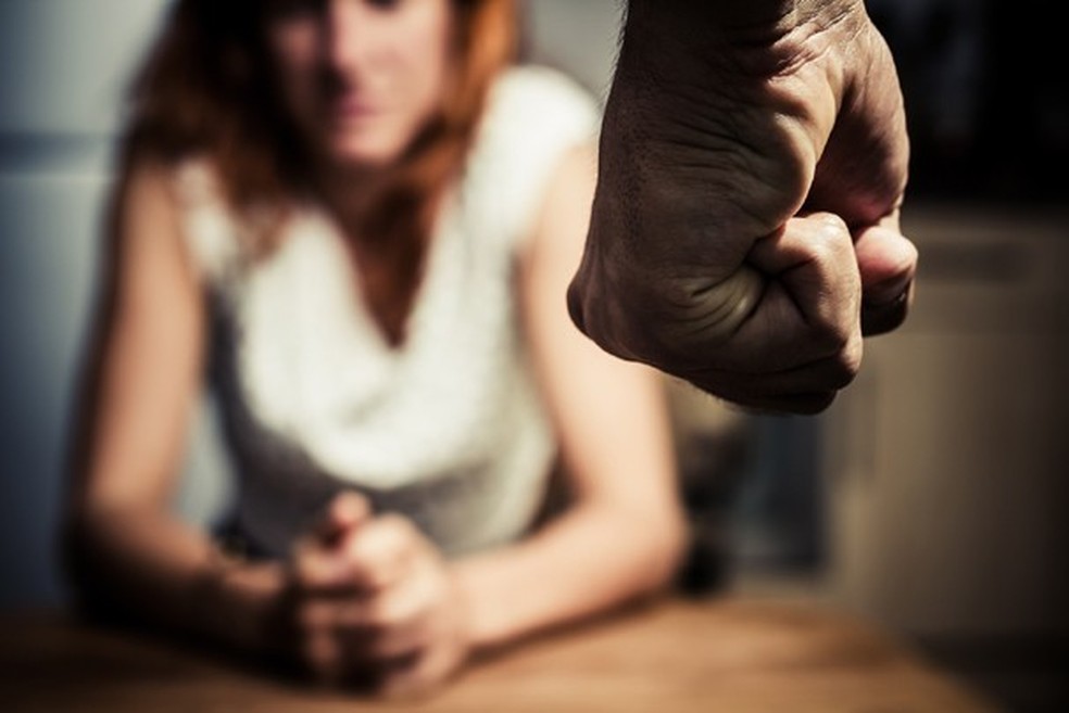 Poucos sabem que a violência doméstica vai muito além da agressão física ou do estupro (Foto: Thinkstock) — Foto: Glamour
