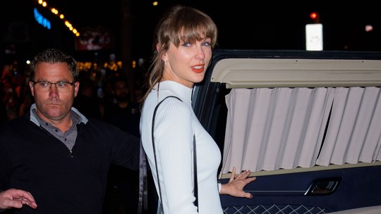 Taylor Swift usa vestido branco no valor aproximado de R$ 2000 em jantar com amigas
