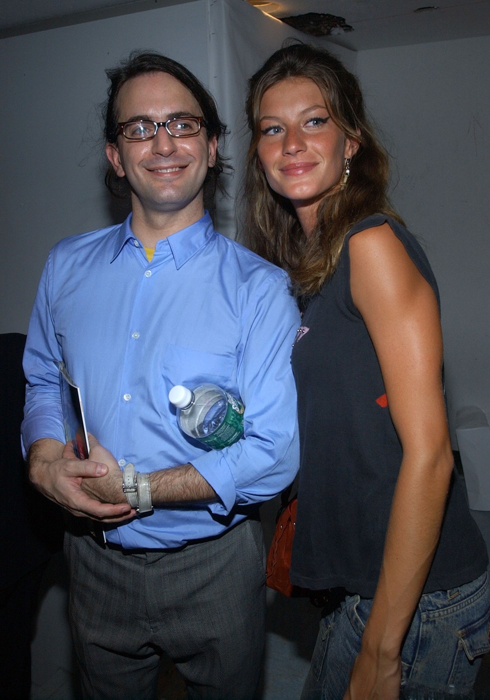 Marc Jacobs e Gisele Bündchen depois do desfile do estilista em 2003 — Foto: Getty Images