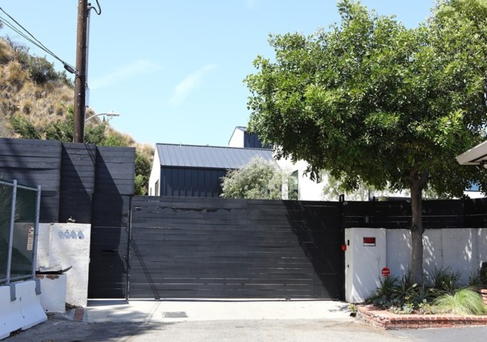 Entrada da casa de Demi Lovato em Los Angeles (Foto: AKM-GSI) — Foto: Glamour