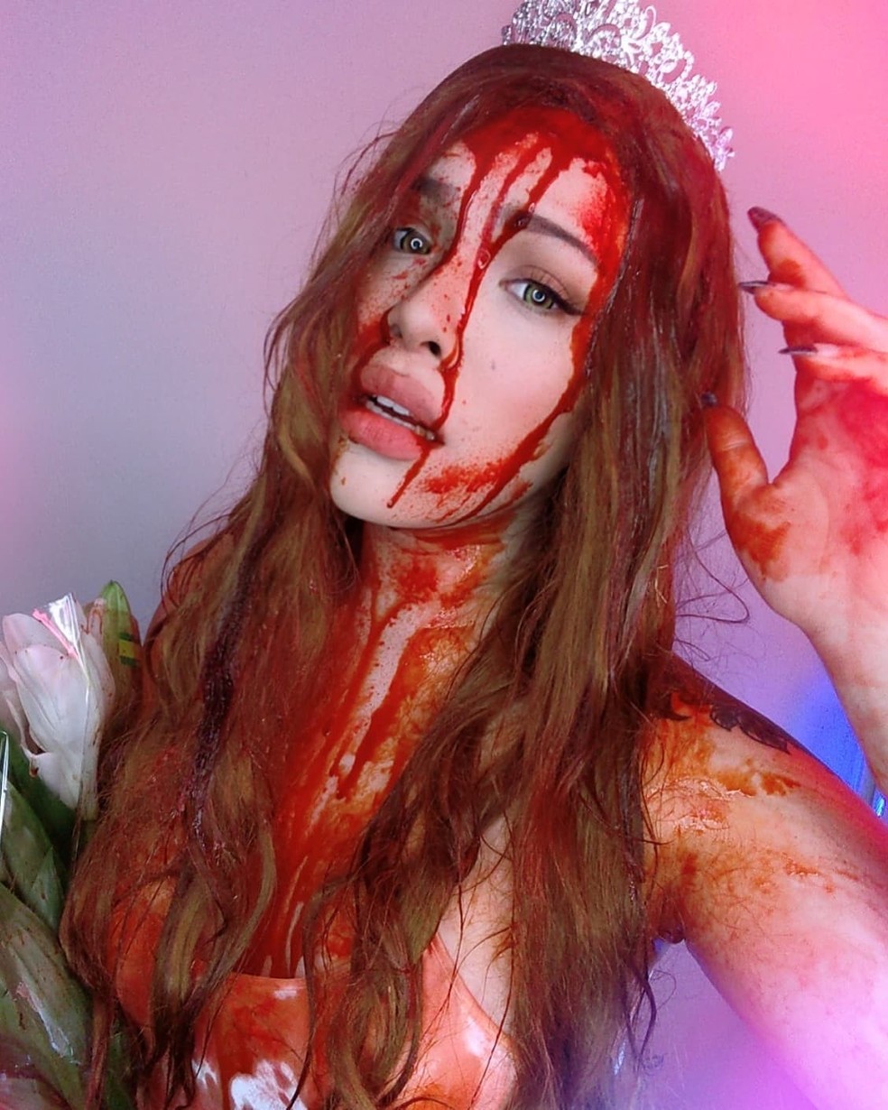 Maquiagem com sangue falso (Foto: Reprodução/ Instagram @) — Foto: Glamour
