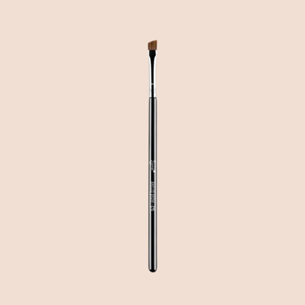 Pincel chanfrado para delineado E68 Line Perfector, da Sigma Beauty — Foto: Divulgação
