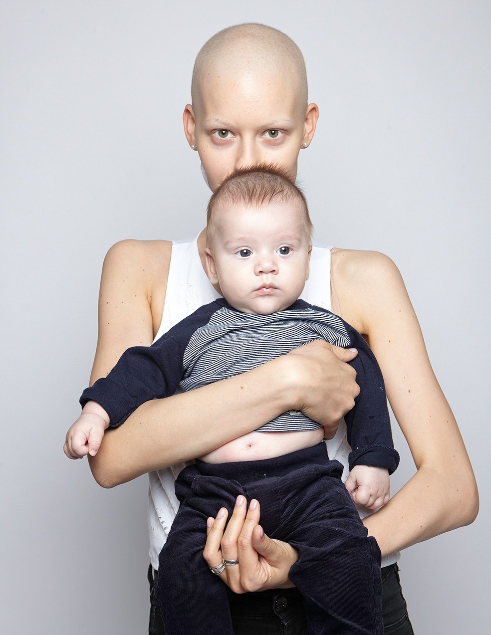 Elizaveta Bulokhova e seu filho, Valentin. (Foto: Manolo Ceron) — Foto: Glamour