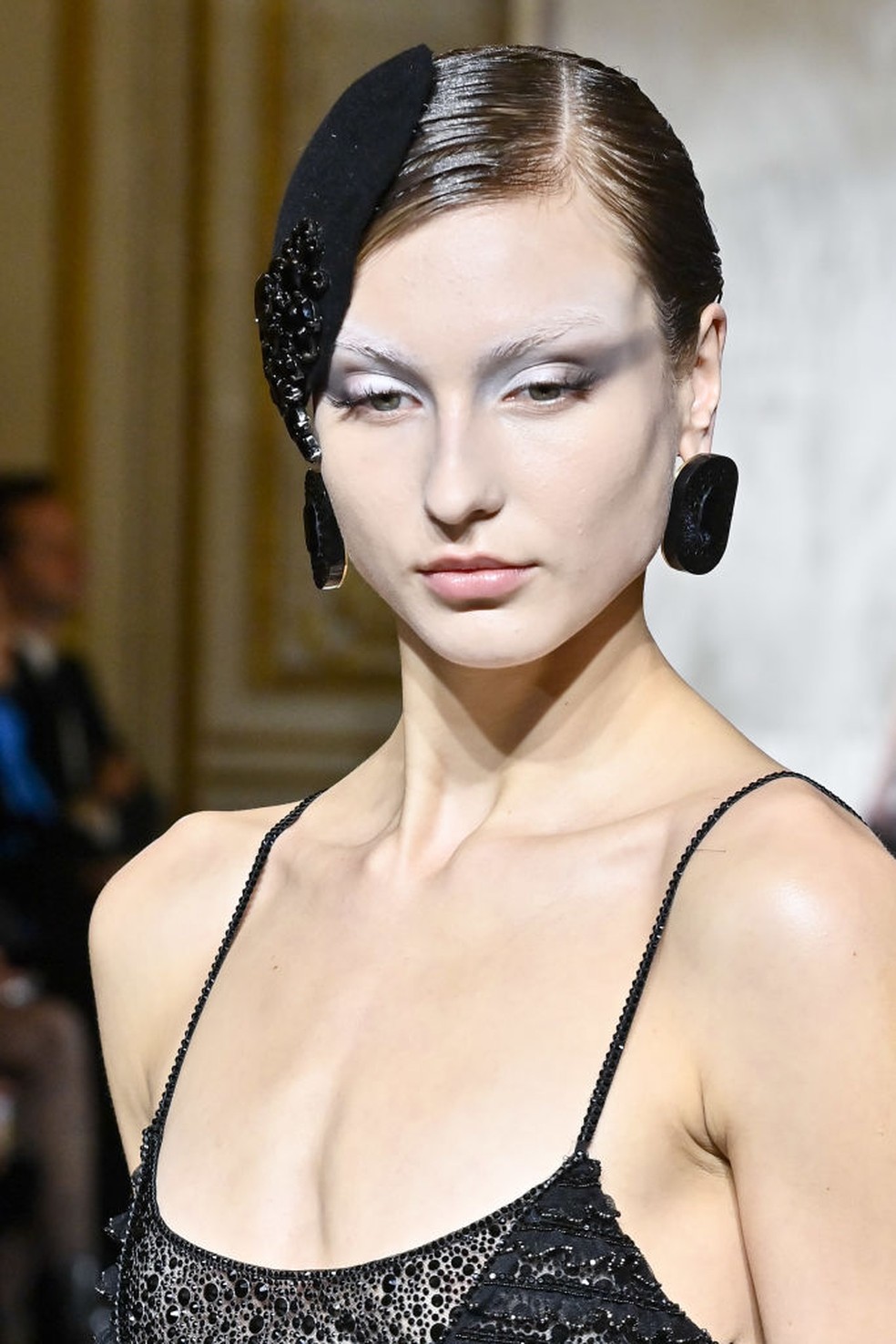 Cabelo com efeito molhado é hit das passarelas da alta-costura — Foto: Getty Images