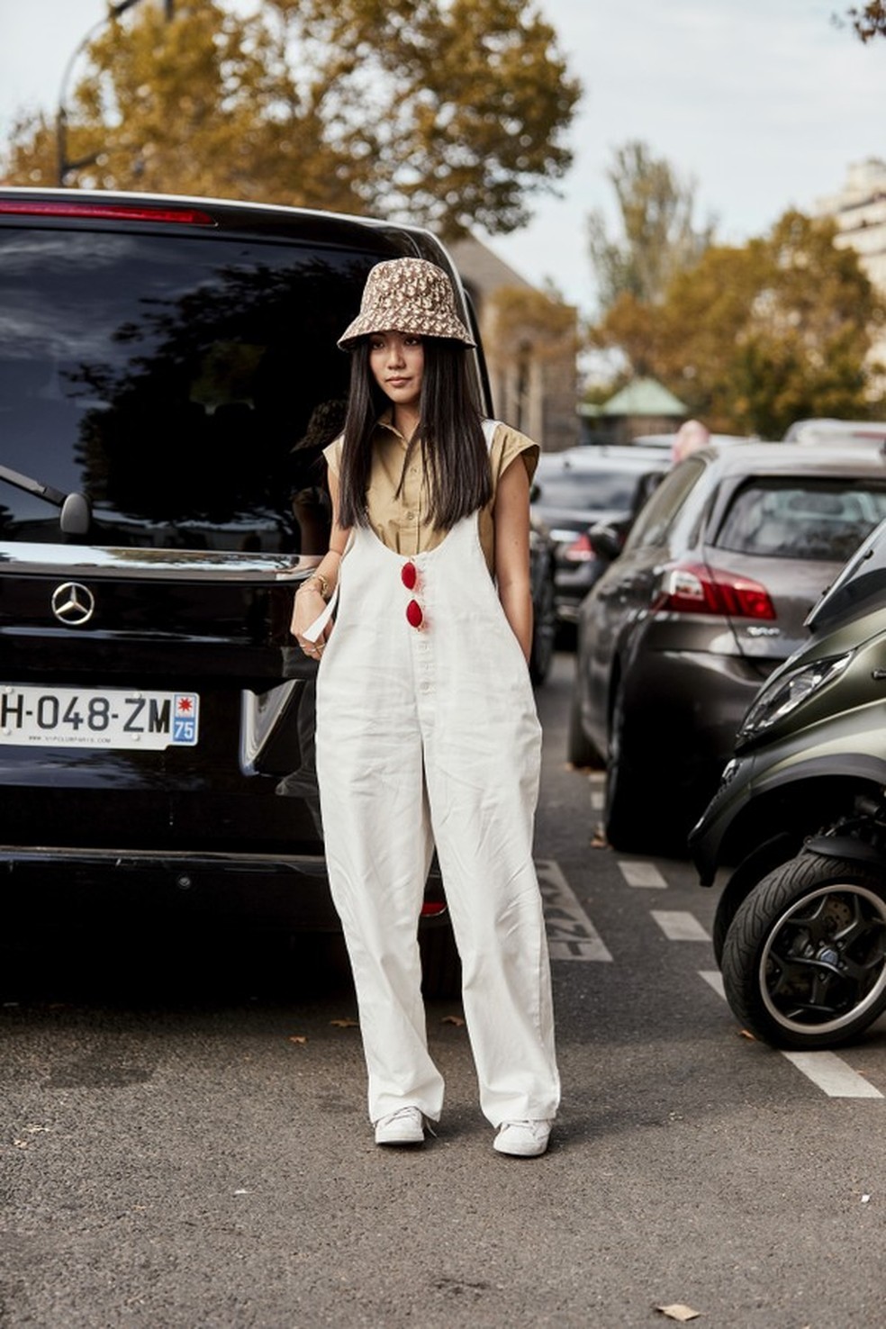 Chapéu de pescador é tendência do street style (Foto: Imaxtree) — Foto: Glamour