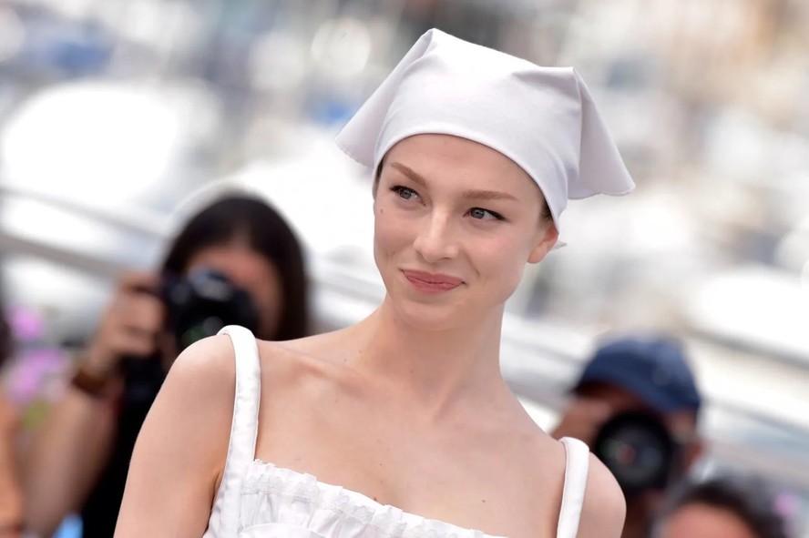 Hunter Schafer com lenço camponês Prada na apresentação de 'Kind of Kindness' em Cannes 2024