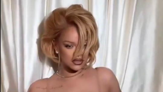 Rihanna faz caras e bocas em quarto de hotel: "Procurando por nudes"