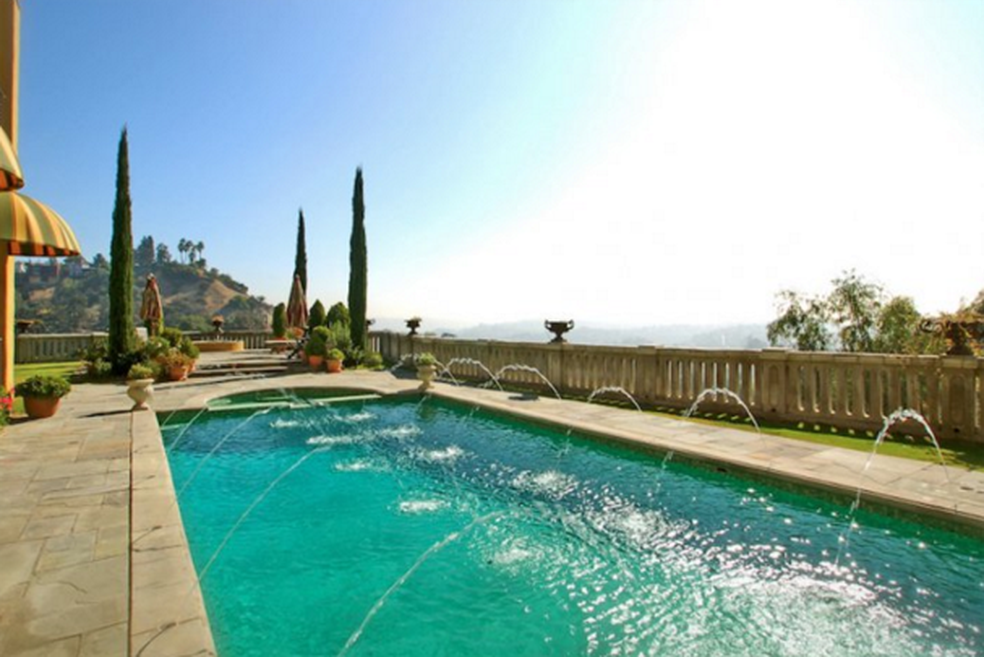 Vista chata (só que não) da piscina da mansão-hospedagem Entourage (Foto: Reprodução) — Foto: Glamour