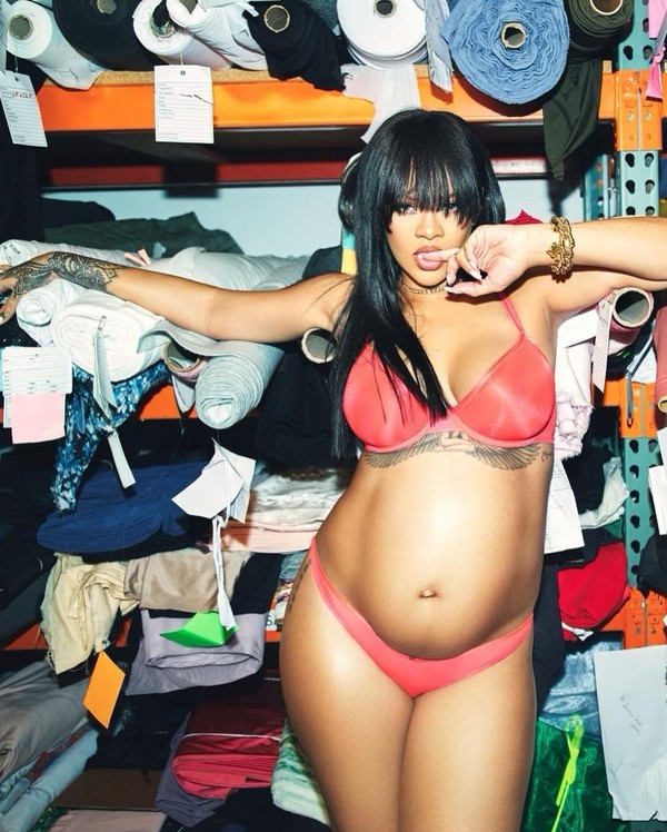 Rihanna exibe barriga de gravidez em cliques inéditos usando lingerie