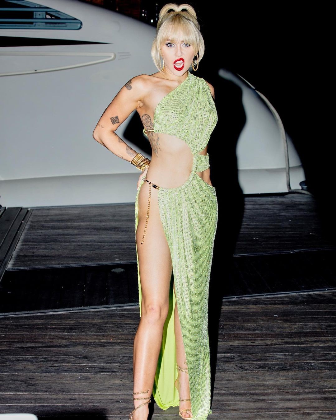 A cantora Miley Cyrus entrou em 2022 com muita sensualidade ao usar um vestido verde recortado de Vijat M  — Foto: Instagram @mileycyrus