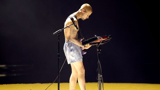 Grammy Awards 2026: de samba-canção, Justin Bieber retorna aos palcos com performance intimista