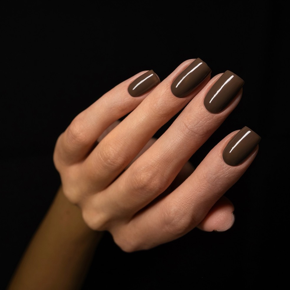 Marrom é o novo preto: inspirações para unhas no tom do outono 2024