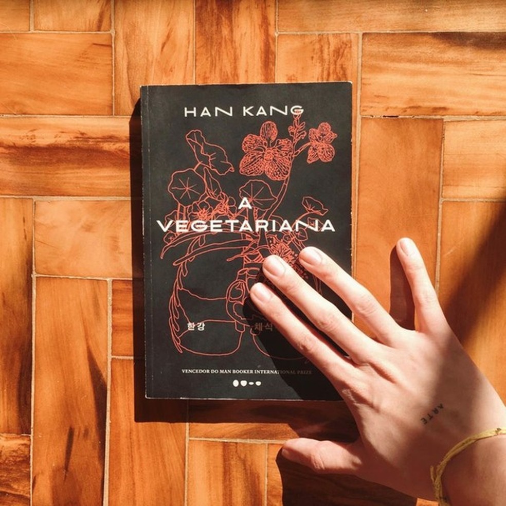 Nossa editora de comportamento e lifestyle, Paula Jacob, compartilha suas impressões da leitura de "A Vegetariana", de Han Kang, na coluna #MulherBacanaLê — Foto: Glamour