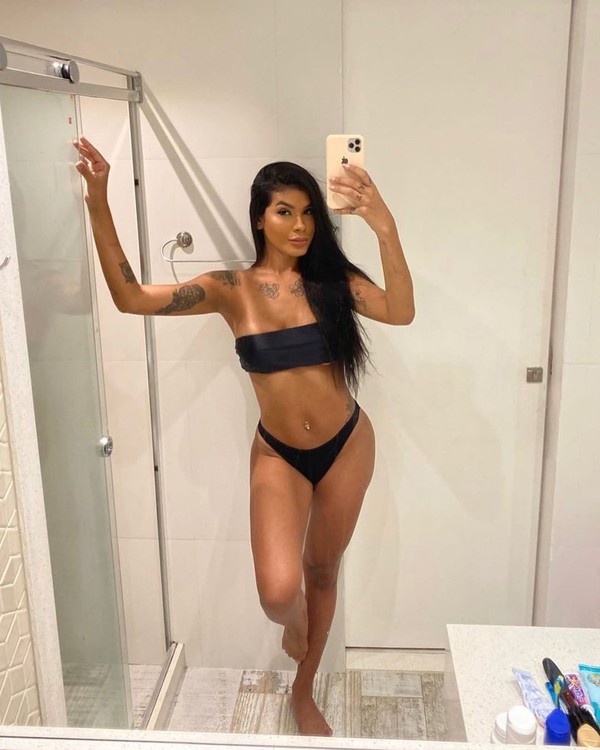 Pocah posa de biquíni e brinca: 'Nera nudes?