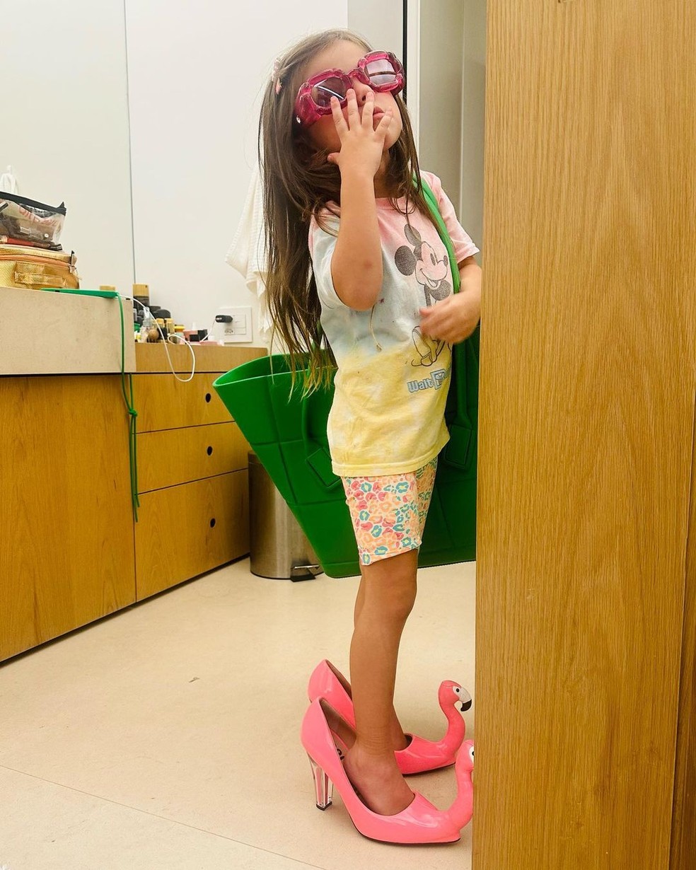 Zoe com sapatos fashionistas de Sabrina Sato — Foto: Reprodução/Instagram