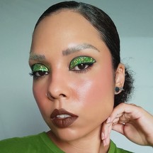Maquiagem com glitter — Foto: Instagram @laracrisouza
