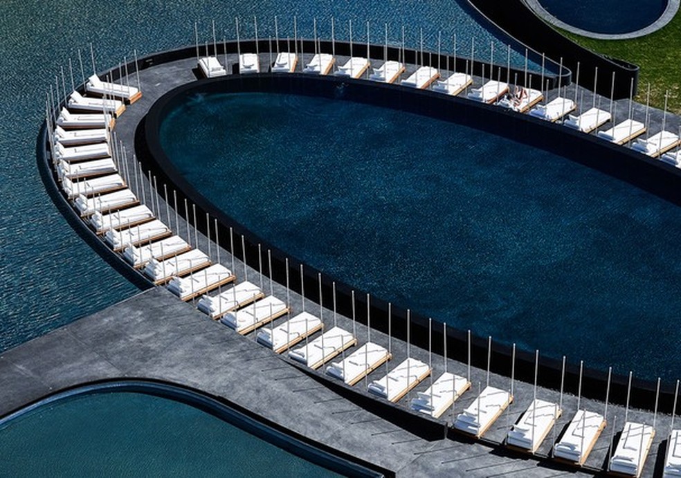 A piscina infinita do hotel, que dá pra ver do quarto da suíte (Foto: Divulgação) — Foto: Glamour