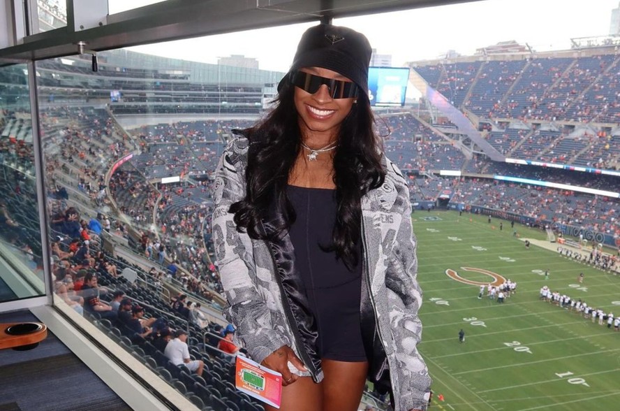 Simone Biles aposta no jaquetão para assistir à partida de futebol americano