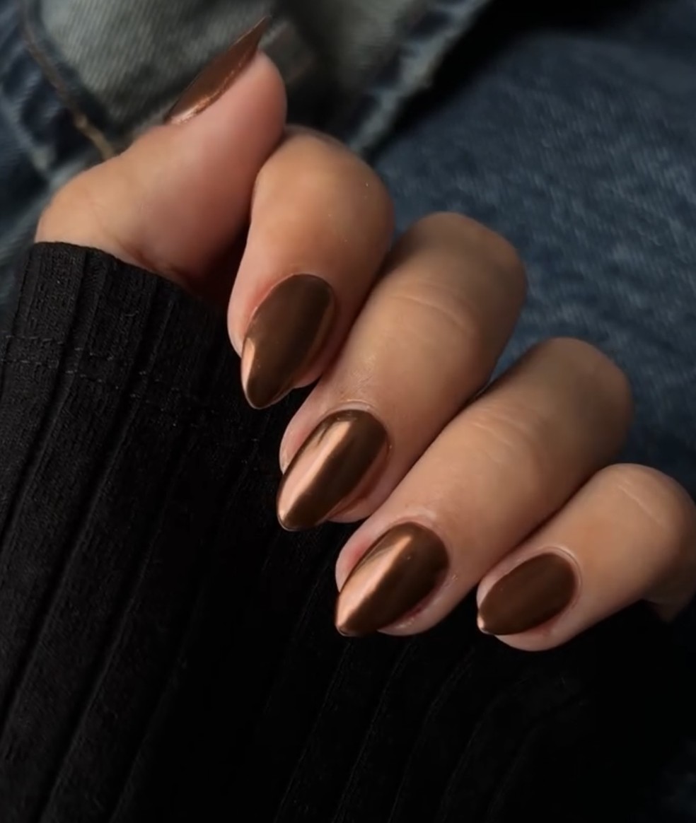 O acabamento cintilante também chega com tudo, deixando a unha ainda mais elegante e charmosa  — Foto: Reprodução/Instagram/@nailyou.pt