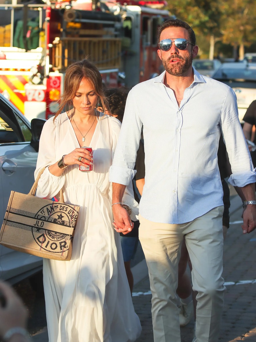 Jennifer Lopez aposta em look casual chic em passeio com Ben Affleck por  Malibu